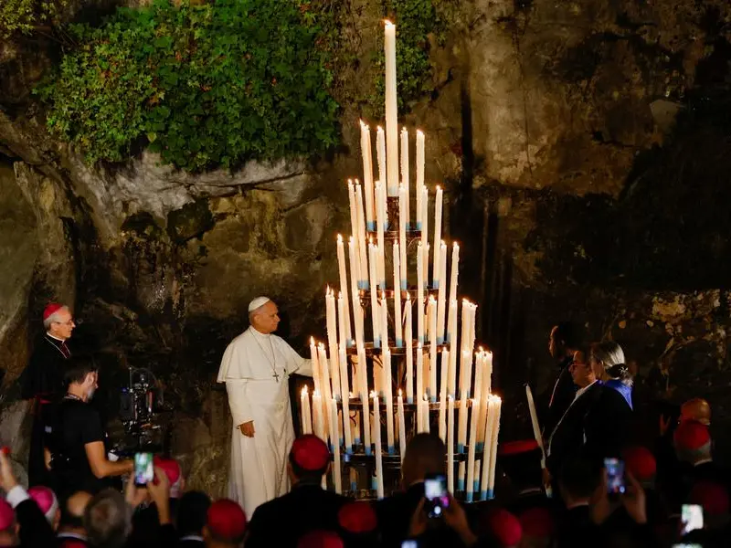 Il Papa nella grotta di Lourdes, per la Francia e per la pace