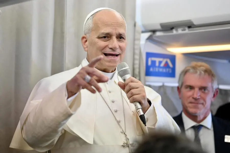 Il Papa durante la conferenza stampa in aereo , EPA