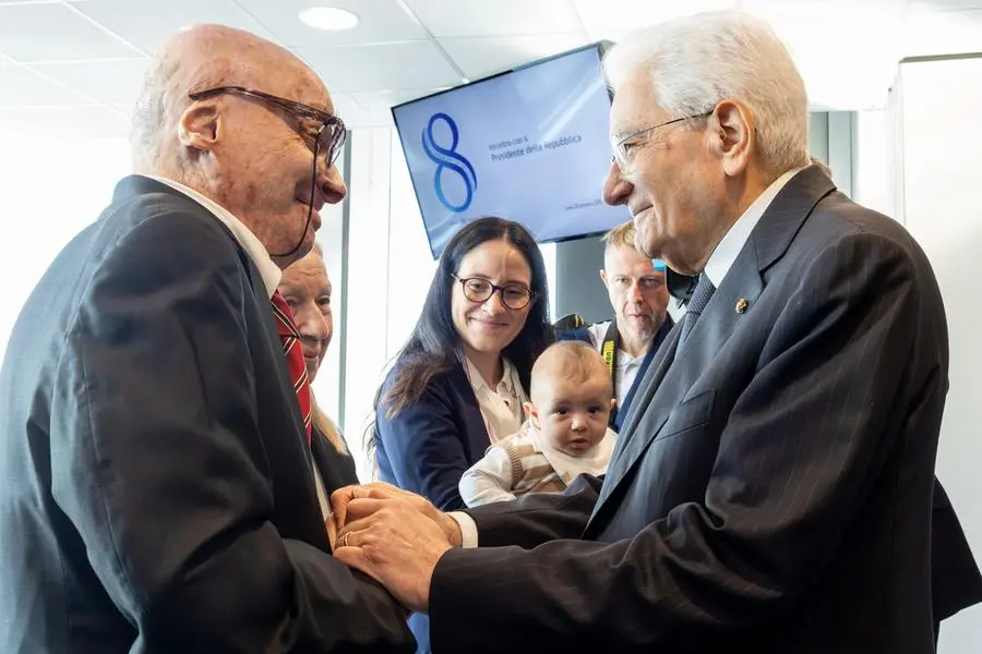 Il Presidente della Repubblica Sergio Mattarella con Pasquale Padovano, unico superstite dell\\'incidente dell\\'8 ottobre 2001 a Linate , ANSA