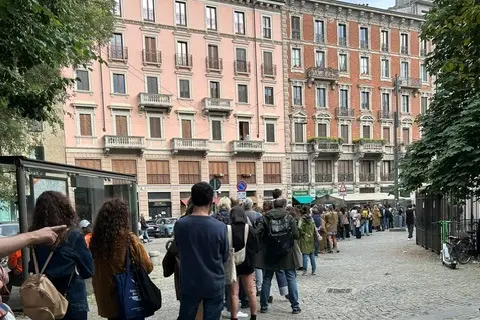 The long queue to attend the presentation of Emmanuel Carrère's latest novel Kolchoz (Adelphi) begins in Largo Cairoli.