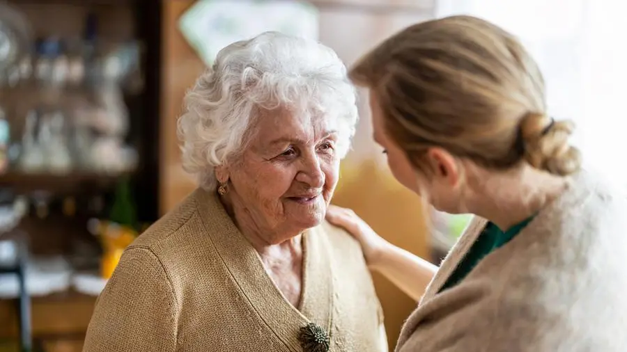 La cura che non fa notizia: il lavoro quotidiano dei caregiver familiari