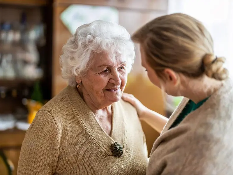 La cura che non fa notizia: il lavoro quotidiano dei caregiver familiari