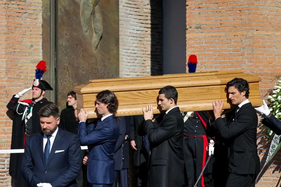 Il feretro di Valentino Garavani viene portato nella Basilica di Santa Maria degli angeli e dei martiri di Roma per la celebrazione del funerale , REUTERS