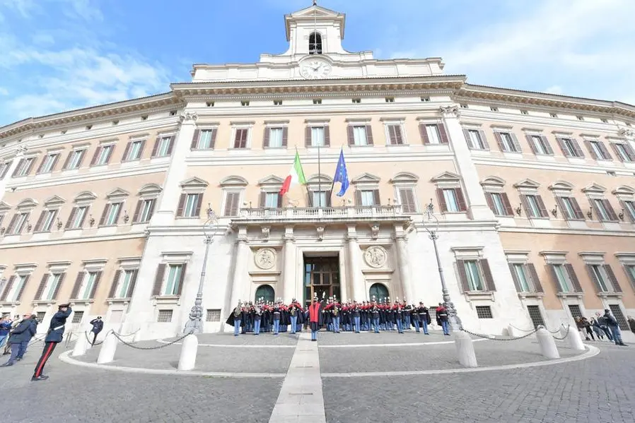 La Banda dell'Esercito - diretta dal Maestro Filippo Cangiamila - ha inaugurato questa mattina la nuova edizione di Montecitorio a porte aperte, Roma, 03 marzo 2024. Alle 10 in piazza il concerto è iniziato con l'esecuzione dell'Inno nazionale e terminato con l'Inno europeo. Il percorso di visita ha toccato i luoghi più significativi di Palazzo Montecitorio, come l'Aula, il Transatlantico, le principali sale di rappresentanza: la sala della Regina, la sala della Lupa, la sala Aldo Moro e la sala delle Donne. ANSA/ US/ CAMERA DEI DEPUTATI +++ ANSA PROVIDES ACCESS TO THIS HANDOUT PHOTO TO BE USED SOLELY TO ILLUSTRATE NEWS REPORTING OR COMMENTARY ON THE FACTS OR EVENTS DEPICTED IN THIS IMAGE; NO ARCHIVING; NO LICENSING +++ NPK +++
