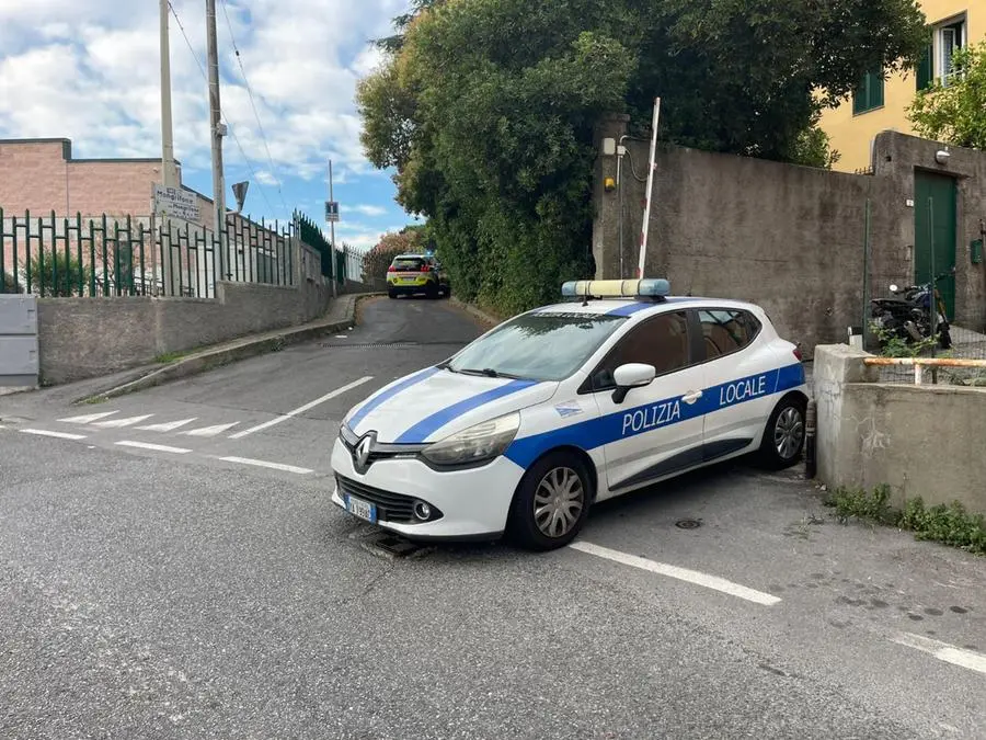 La Polizia nei pressi dell'abitazione degli anziani coniugi
