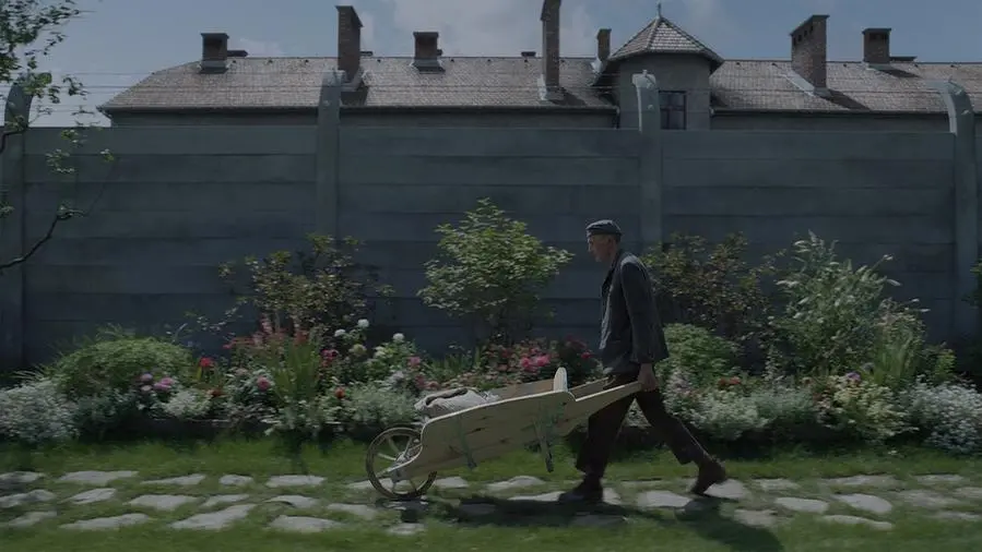 La zona di interesse: «Ho cercato di capire come possono convivere nello stesso uomo l’amore per la famiglia e il male assoluto»