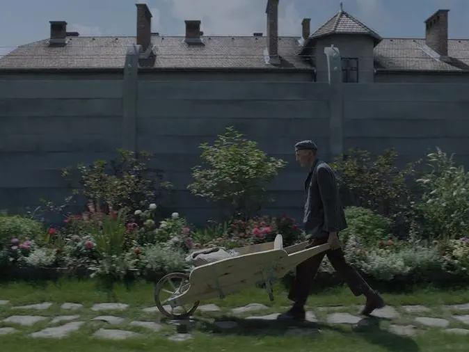 La zona di interesse: «Ho cercato di capire come possono convivere nello stesso uomo l’amore per la famiglia e il male assoluto»