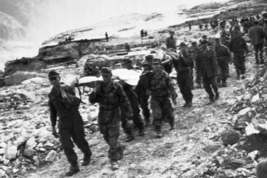 Belluno 1963: vittime del disastro del Vajont vengono trasportate dai soccorritori.