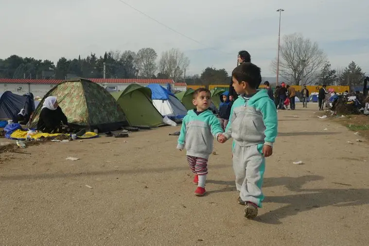 Idomeni (Grecia). Bambini rifugiati nel campo profughi improvvisato di Idomeni, nei pressi del confine tra Grecia e Macedonia del Nord. , Getty Images