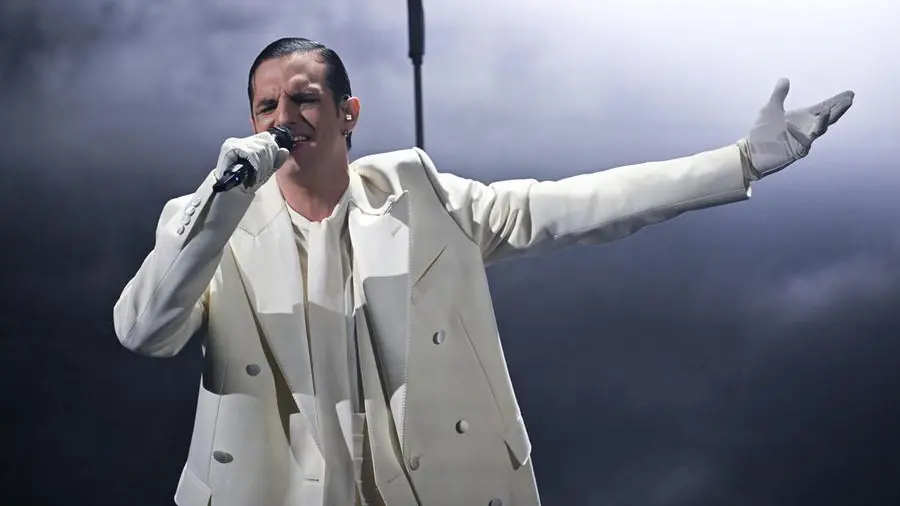 Sanremo 2026, Achille Lauro canta “Perdutamente” per le vittime di Crans-Montana