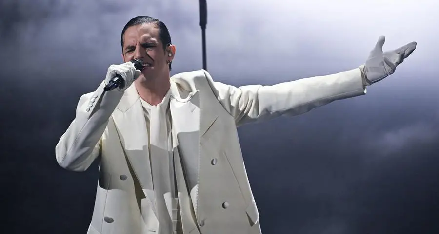 Sanremo 2026, Achille Lauro canta “Perdutamente” per le vittime di Crans-Montana