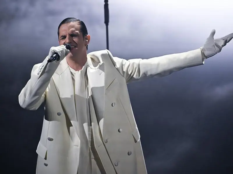 Sanremo 2026, Achille Lauro canta “Perdutamente” per le vittime di Crans-Montana