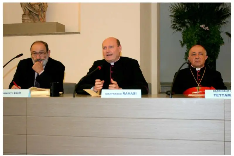 Da sinistra, Umberto Eco, il cardinale Gianfranco Ravasi e l'arcivescovo di Milano Dionigi Tettamanzi all'inaugurazione dell'anno accademico della Biblioteca Ambrosiana, l'11 novembre 2004.