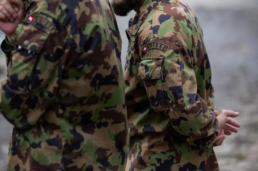 Due militari svizzeri in servizio a Obburgen , REUTERS