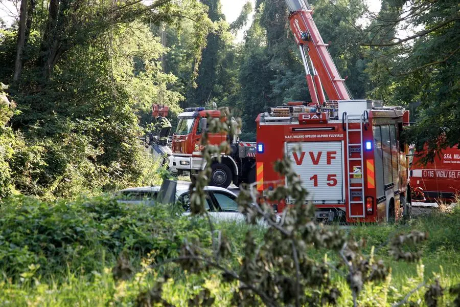 Three 17-year-old boys, two young men and a girl, lost their lives at dawn today after the car in which they were traveling with six other people crashed into the Villoresi canal in Senago, in the Milan area. The driver of the car, a 19-year-old Italian citizen, is under investigation for aggravated vehicular homicide. As it turns out, he tested positive for alcohol.