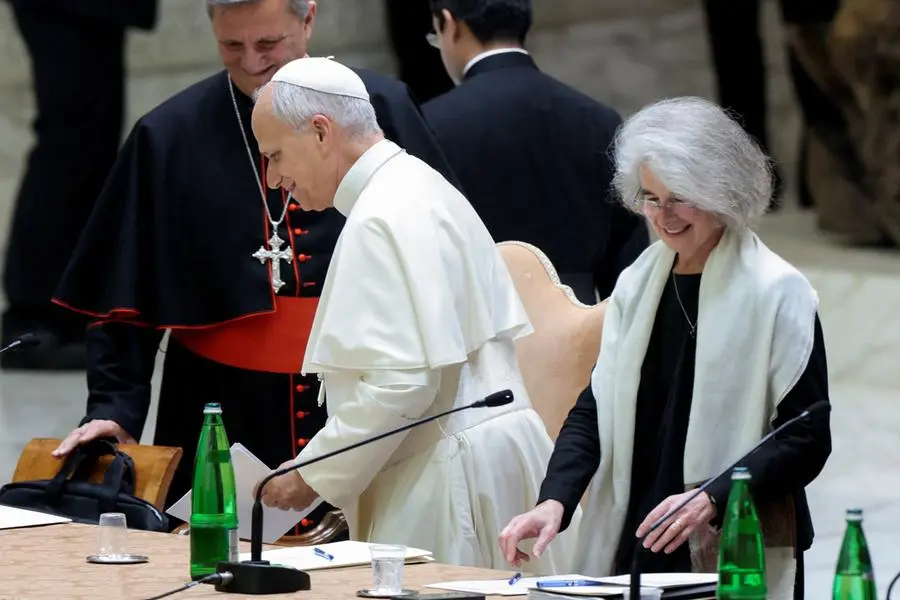 La co-sottosegretaria del Sinodo dei Vescovi, Nathalie Becquart, partecipa a un incontro tra Papa Leone XIV e i partecipanti al Giubileo delle \\u00E9quipe sinodali e degli organismi di partecipazione nell\\'Aula Paolo VI, in Vaticano, il 24 ottobre 2025 , REUTERS