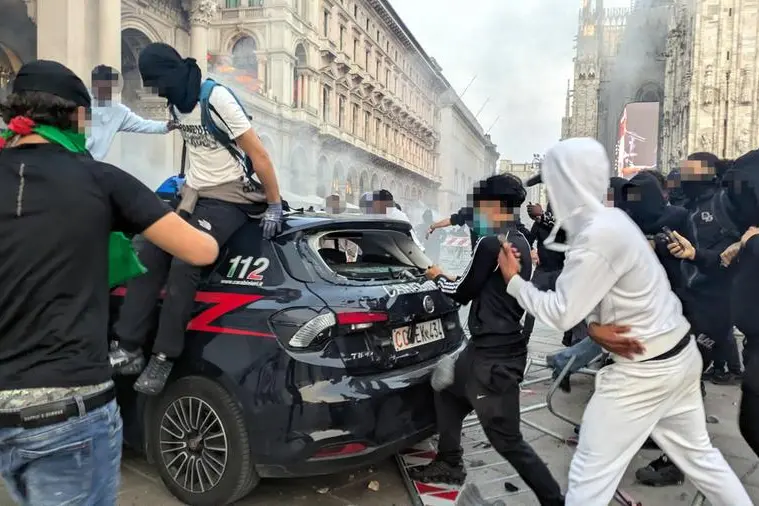 Gli scontri durante la manifestazione \\'Italia In Piazza\\' del 17 ottobre 2026, Milano. ANSA/PAOLO SALMOIRAGO , ANSA