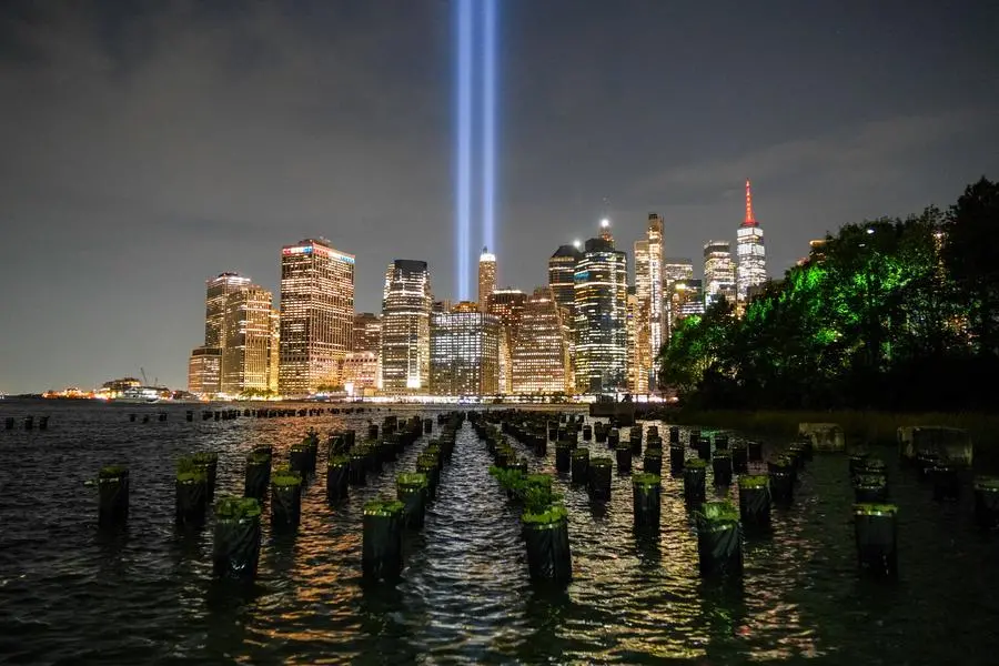\"Tribute in Light\" illumina lo skyline di Lower Manhattan in vista del 25\\u00B0 anniversario degli attentati dell\\'11 settembre 2001 al World Trade Center; la scena \\u00E8 ripresa dal Brooklyn Bridge Park a Brooklyn. , REUTERS