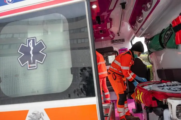 Infermiera sistema l'attrezzatura sanitaria a bordo dell'ambulanza nel parcheggio del pronto soccorso dell'ospedale Agostino Gemelli, Roma, 25 gennaio 2023. ANSA / Danilo Schiavella (generica, simbolica, ambulanza, soccorso)