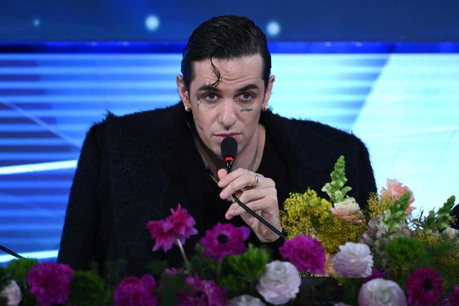 Sanremo 2026, Achille Lauro sings “Perdutamente” for the victims of Crans-Montana Sanremo 2026, Achille Lauro sings “Perdutamente” for the victims of Crans-Montana