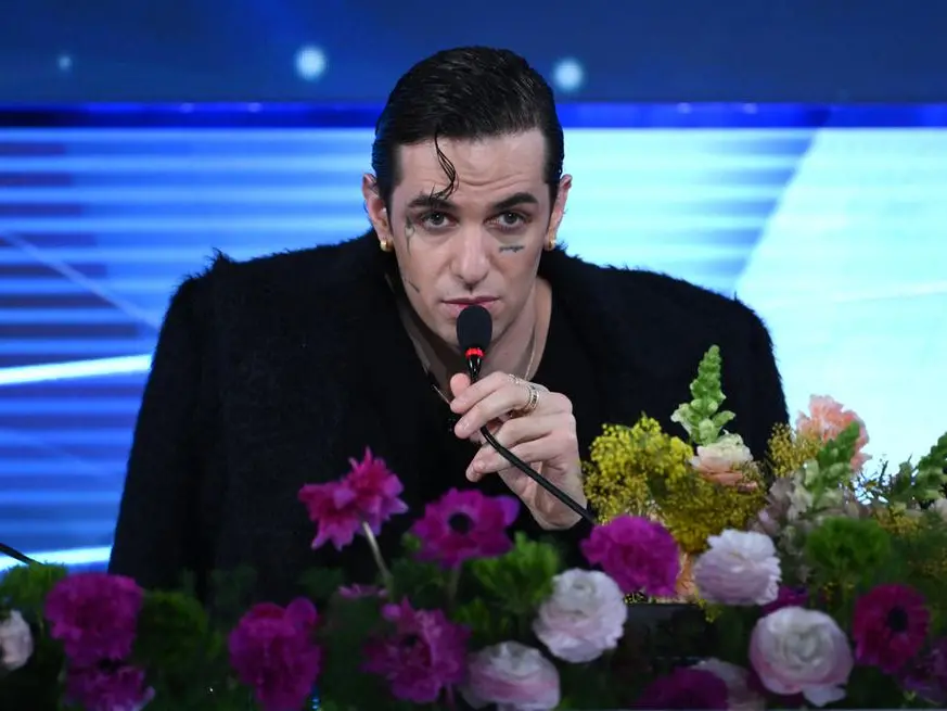 Sanremo 2026, Achille Lauro canta “Perdutamente” per le vittime di Crans-Montana