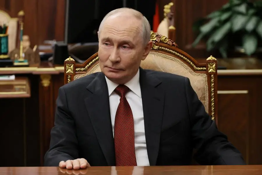Il presidente russo Vladimir Putin al Cremlino durante un'intervista.