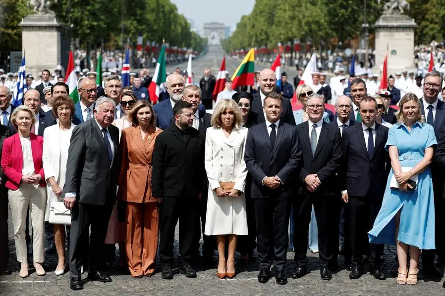 Il presidente francese Macron con la moglie Brigitte e vari capi di Stato, fra i quali l\\'ucraino Zelensky alla festa nazionale del 14 luglio in place de la Concorde., , REUTERS