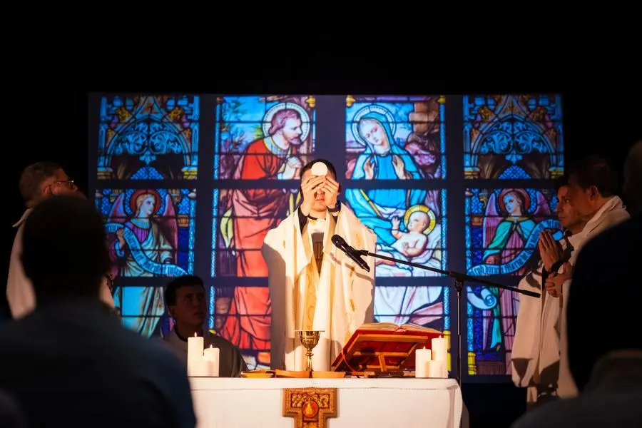 Don Alberto Ravagnani celebra la Messa durante un incontro di Fraternit\\u00E0