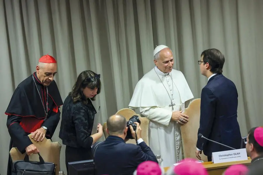 Nella foto: papa Leone con Chris Olah, cofondatore di Anthropic, una delle grandi societ\\u00E0 americane sviluppatrici dellintelligenza artificiale, durante la presentazione dell\\u2019enciclica in Vaticano il 25 maggio scorso. , REUTERS