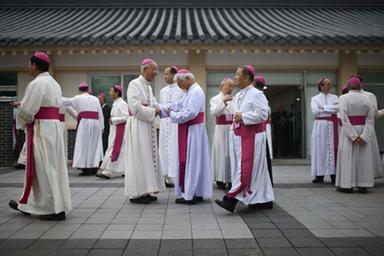 Papa Francesco in videomessaggio rivolto ai vescovi asiatici riuniti a Jakarta, in Indonesia, con sullo sfondo simboli di dialogo e unitá, immagine di approfondimento