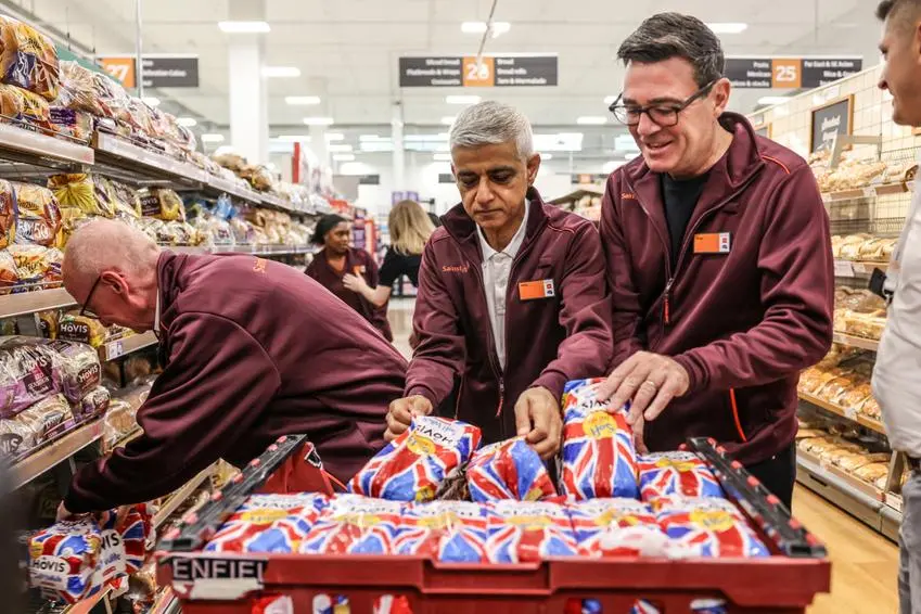 Il premier britannico Andrew Burnham con il sindaco di Londra Sadiq Khan in visita ad un supermercato londinese della catena Sainsbury .