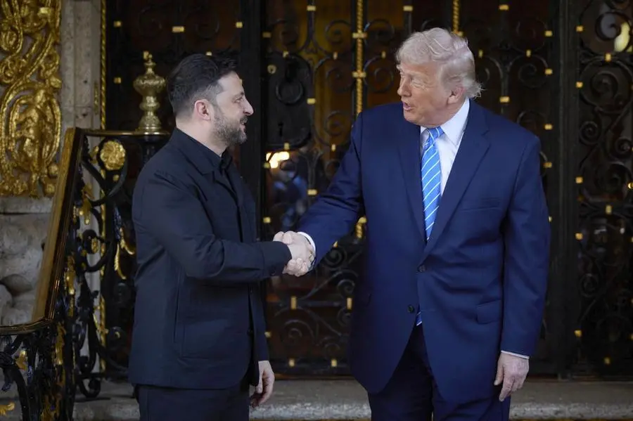 Donald Trump con il presidente ucraino Volodymyr Zelensky durante l\\'incontro in Florida del 28 dicembre , EPA