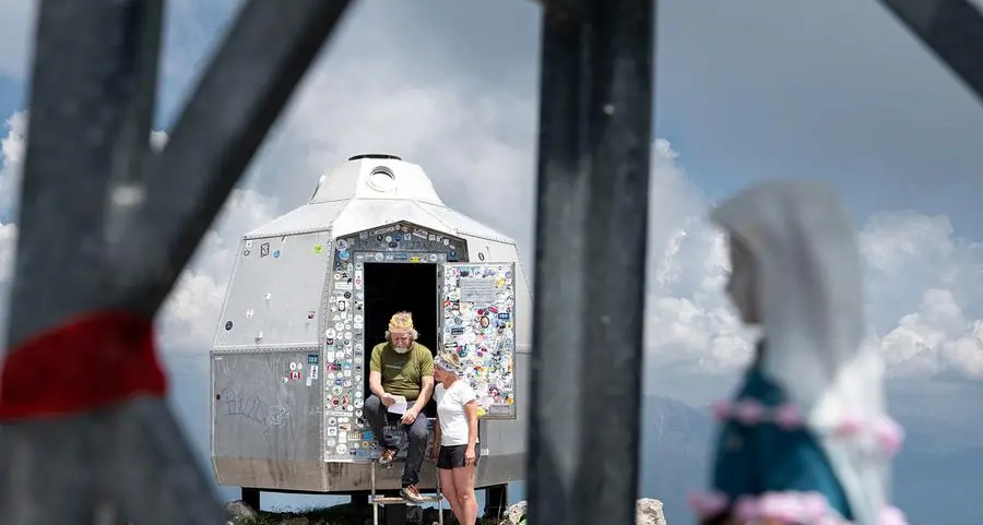 I bivacchi, quelle piccole scatole sospese tra le nuvole e cime che da 100 anni salvano gli alpinisti