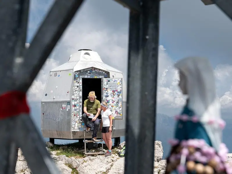 I bivacchi, quelle piccole scatole sospese tra le nuvole e cime che da 100 anni salvano gli alpinisti