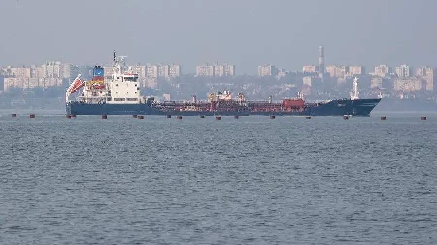 Il Mar Nero al centro della guerra: Mosca attacca le navi mercantili, Kyiv la flotta ombra russa