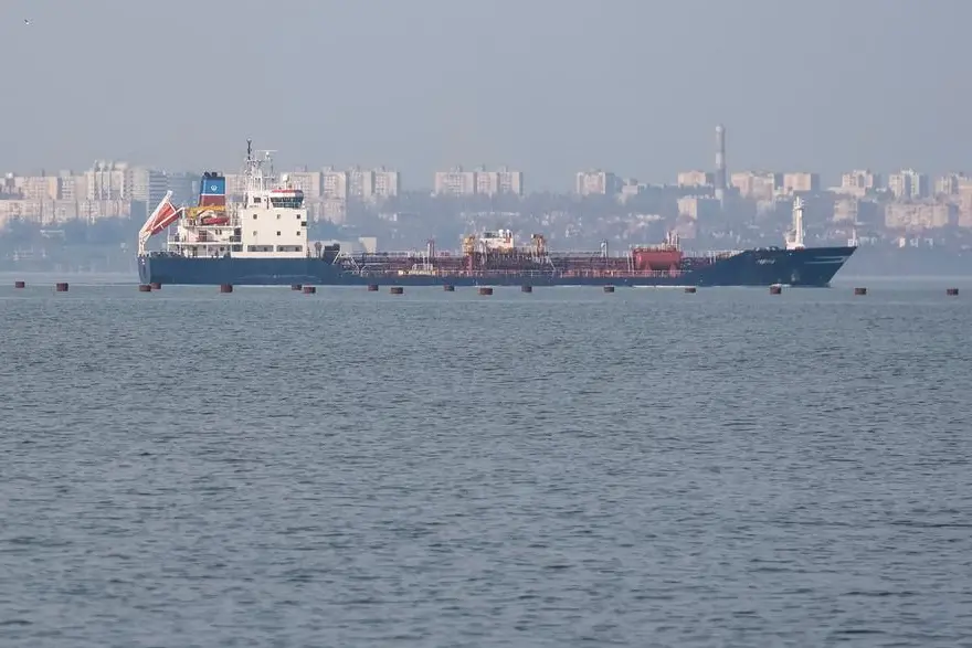 Una nave mercantile lascia il porto di Odessa, nel Mar Nero. , REUTERS