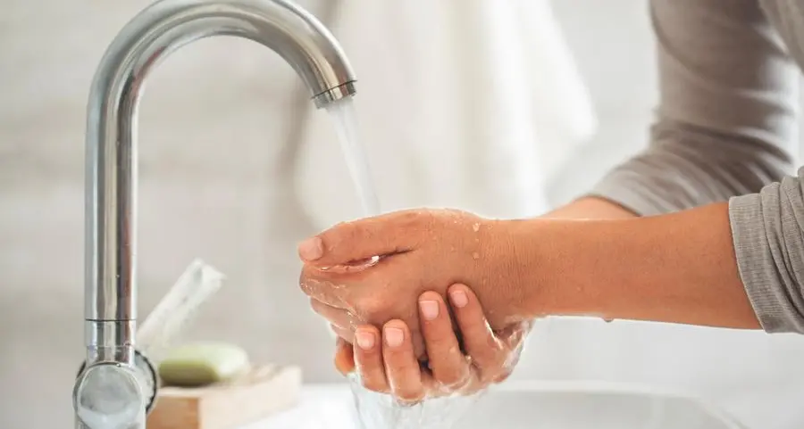 Lavarsi le mani: dopo il Covid gli italiani lo fanno meno, ma igienizzano di più il cellulare