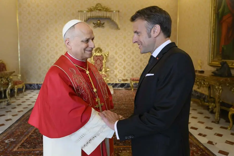 Papa Leone XIV con il presidente francese Emmanuel Macron durante l\\u2019udienza privata in Vaticano del 10 aprile scorso , ANSA