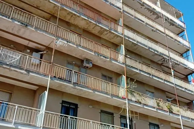 Il palazzo a Catanzaro da cui una donna con i suoi tre figli si \\u00E8 lanciata dal terzo piano , ANSA