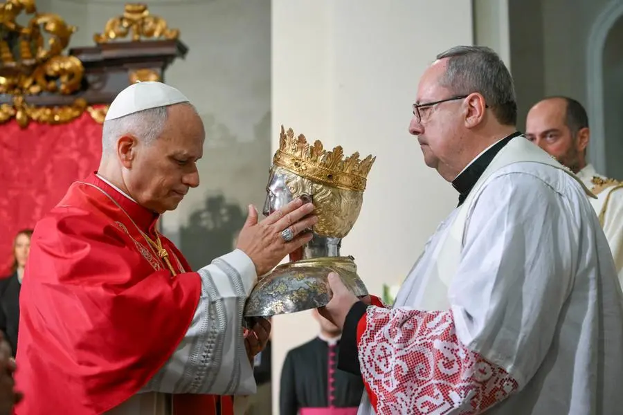 Il Papa durante la sua visita pastorale nella Repubblica di San Marino bacia il busto reliquario del santo. @Vatican Media , ANSA