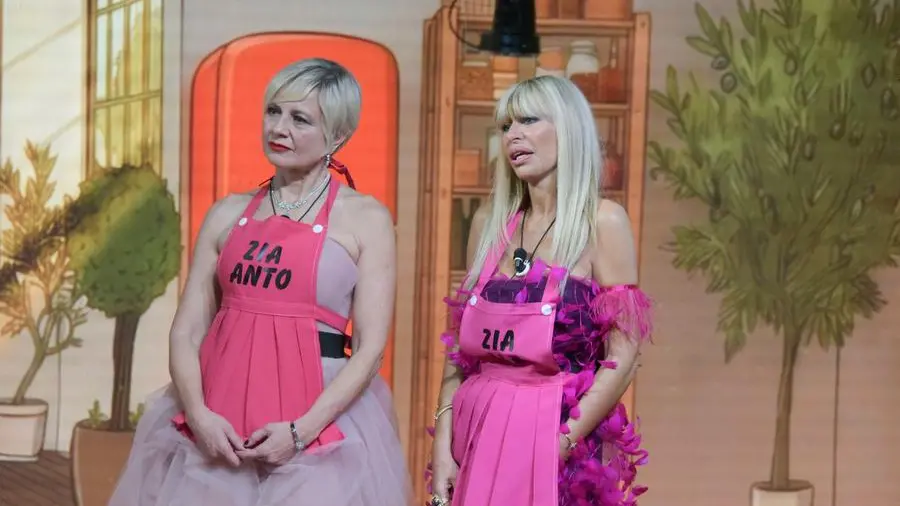Dal torso nudo del Duce ad Alessandra Mussolini che vince il Grande Fratello Vip lavando i piatti