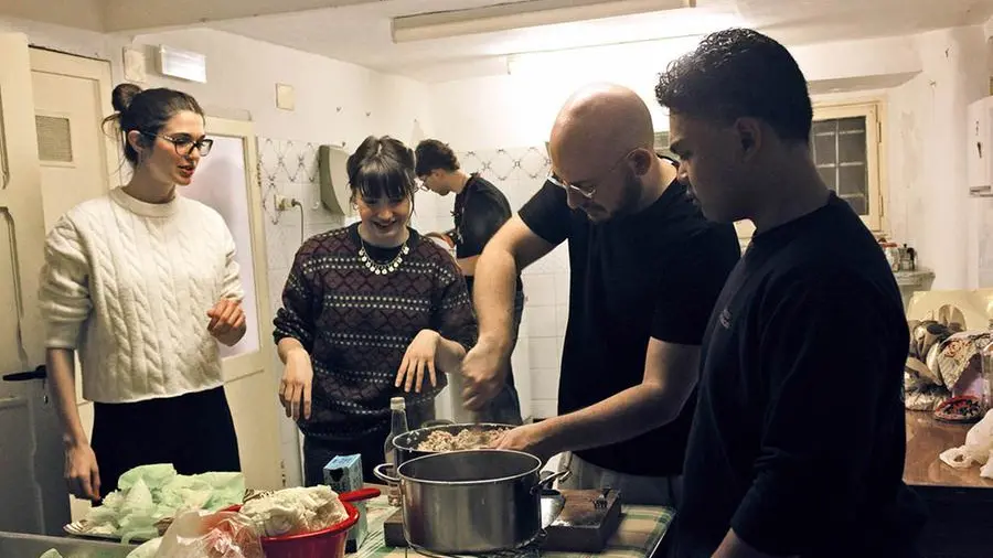 Genova, giovani volontari cucinano e portano pasti ai senzatetto: ecco cosa succede ogni domenica sera