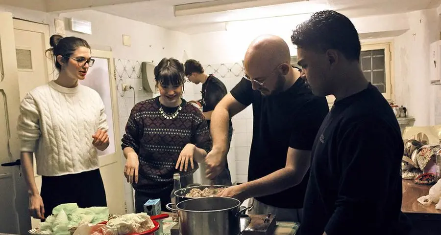 Genova, giovani volontari cucinano e portano pasti ai senzatetto: ecco cosa succede ogni domenica sera