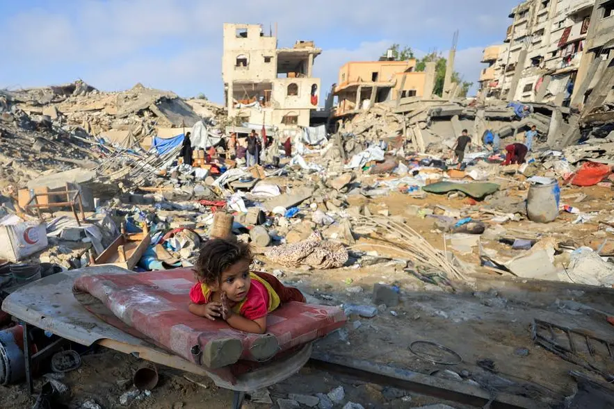 Una bambina palestinese tra le macerie dopo un raid israeliano su Gaza City. , REUTERS