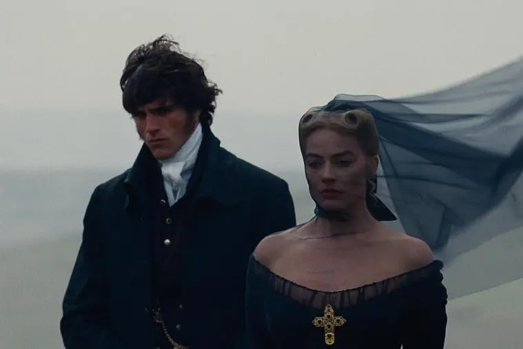 Jacob Elordi (Heatcliff) con Margot Robbie (Cathy) in una scena di Cime tempestose di Emerald Fennell (2026).