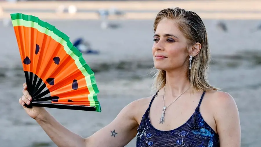 Che significato ha il ventaglio con l’anguria di Greta Scarano a Venezia?