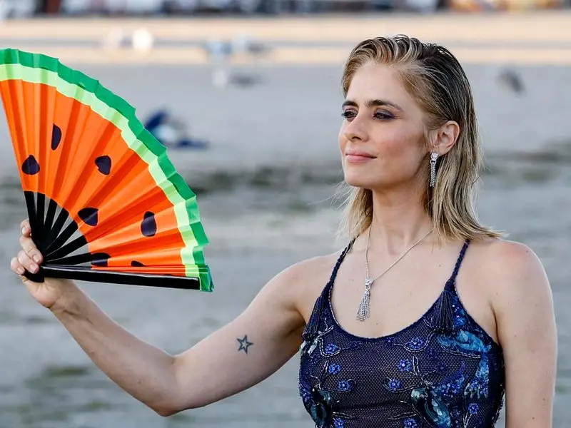 Che significato ha il ventaglio con l’anguria di Greta Scarano a Venezia?