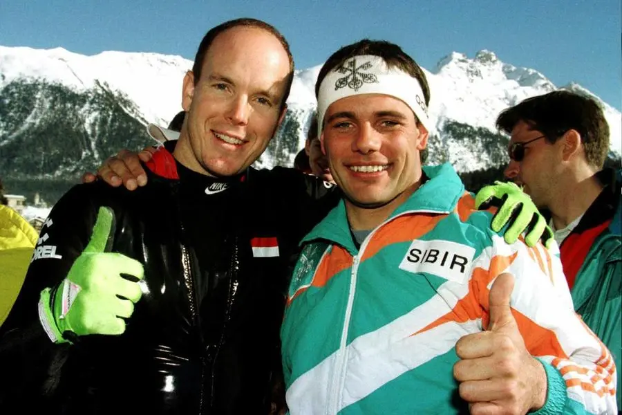 Alberto di Monaco posa con il bobbista svizzero Christian Reich nel 1997