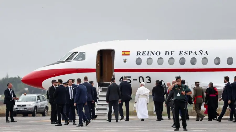 Guasto sul volo papale. Leone torna a Roma con l’aereo prestato da re Felipe