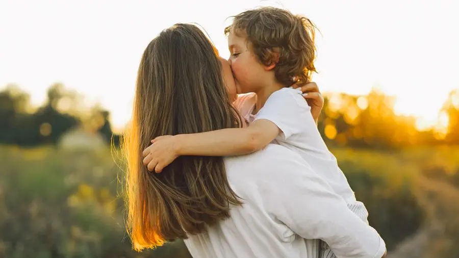 Novara: «Dire “ti amo” ai figli è pericoloso»